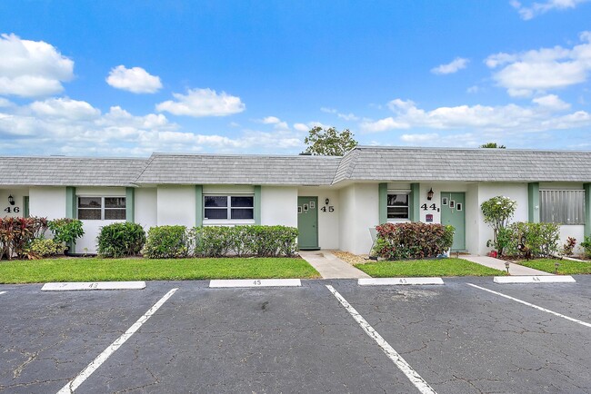 2638 Gately Dr E in West Palm Beach, FL - Building Photo - Building Photo