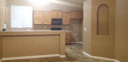 10211 Lanesborough Ave in Bakersfield, CA - Building Photo - Building Photo