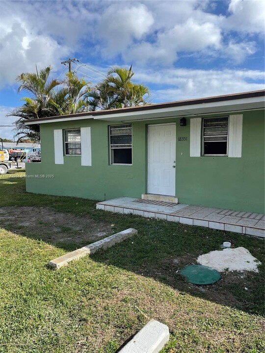 18351 SW 107th Ave-Unit -1 in Miami, FL - Foto de edificio