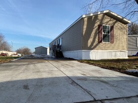 1806 Davis in Milford, MI - Building Photo