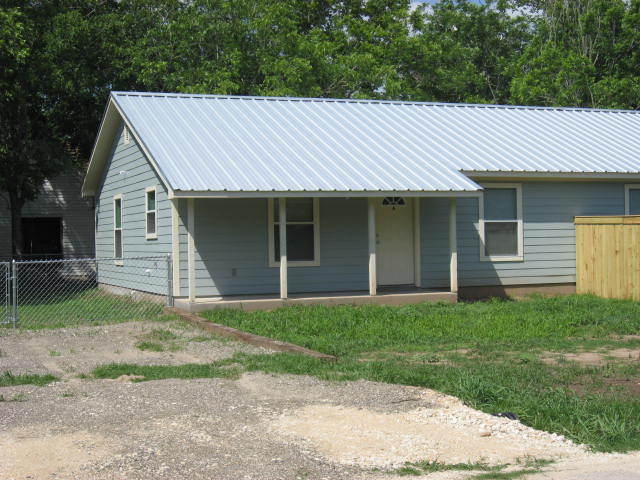 701 SE 4th St in Smithville, TX - Building Photo