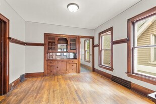 926 E Locust St in Milwaukee, WI - Building Photo