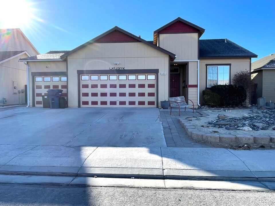 1351 Shadow Ln in Fernley, NV - Building Photo