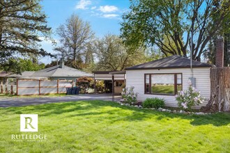 134 Highland Dr in Medford, OR - Foto de edificio - Building Photo