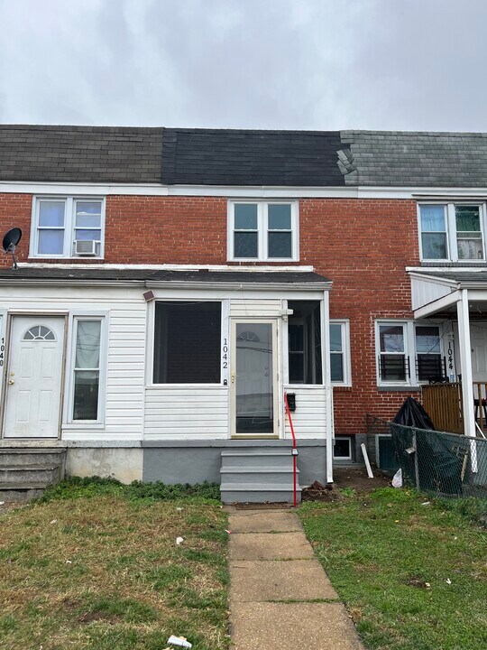 1042 Iris Ave in Baltimore, MD - Building Photo