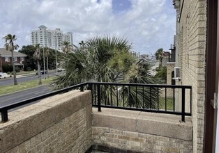 725 Broadway Avenue J-Unit -7 in Galveston, TX - Building Photo - Building Photo