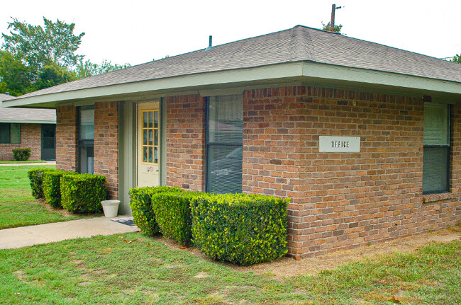 Trinity Oaks Apartments in Sulphur Springs, TX - Building Photo - Building Photo