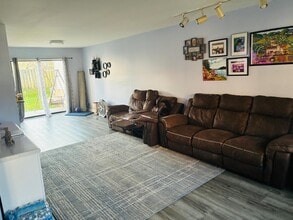 2902 Stonehedge Rd in Edison, NJ - Foto de edificio - Building Photo