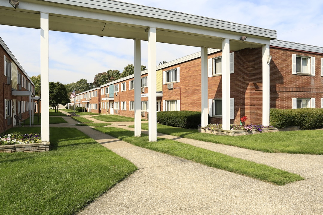 Holland Gardens Apartments in Brook Park, OH - Building Photo