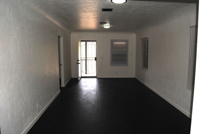408 Oildale Dr in Bakersfield, CA - Building Photo - Building Photo