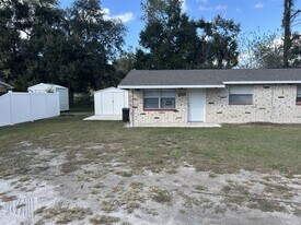 5446 Lisa Cir in Zephyrhills, FL - Building Photo