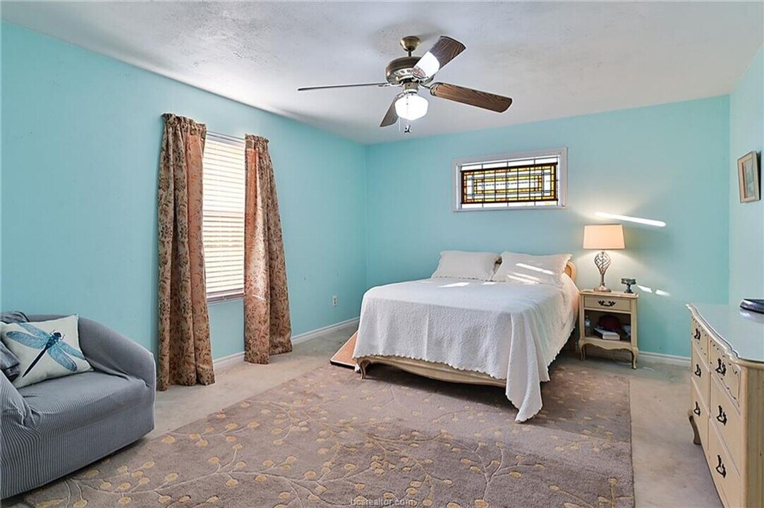 7 acres with 5 bed, 3 bath less than 25 minutes from town! in Bryan, TX - Building Photo