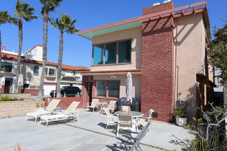 6710 W Oceanfront in Newport Beach, CA - Building Photo - Building Photo