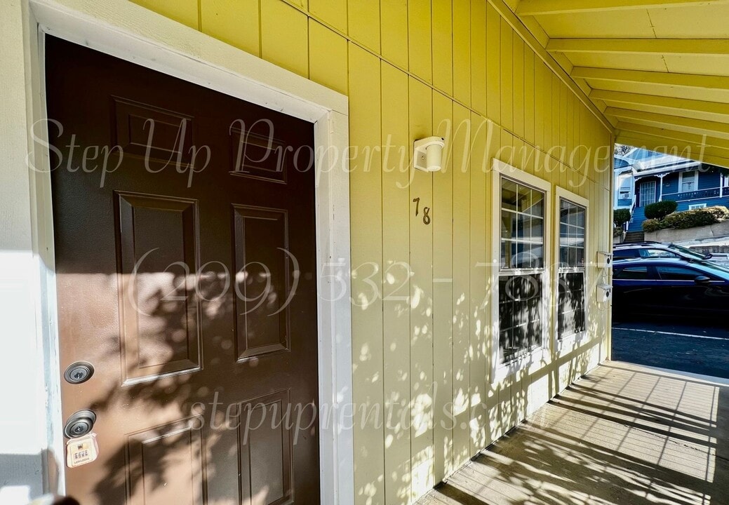 72 E Lytton St in Sonora, CA - Foto de edificio