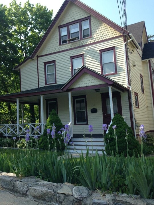 34 Leonard St in Stamford, CT - Foto de edificio