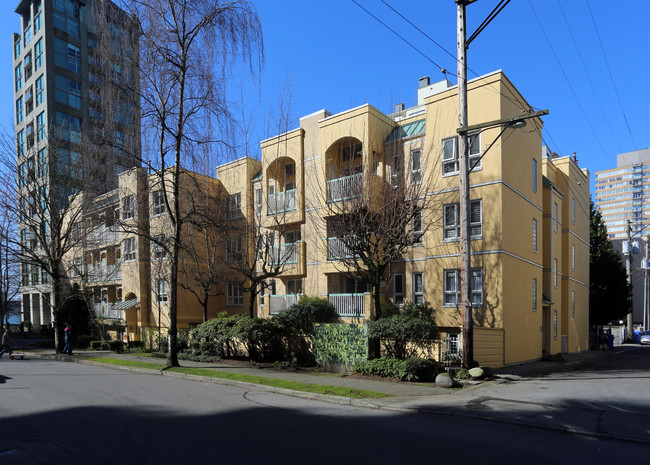 Gilford Court in Vancouver, BC - Building Photo - Building Photo