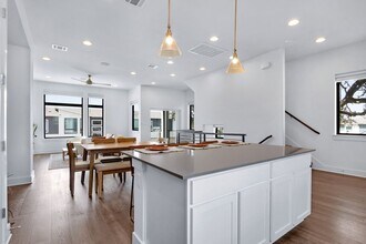 2050 Lohmans Spur in Lakeway, TX - Building Photo - Building Photo