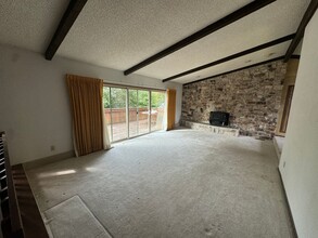 111 Live Oak Ct in Roseburg, OR - Building Photo - Building Photo