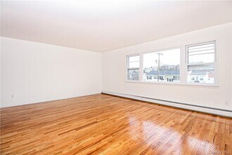 21 Pine St in Harrison, NY - Building Photo - Building Photo
