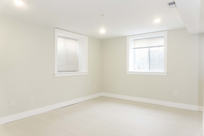 54 Athol St, Unit 1 in Boston, MA - Foto de edificio - Building Photo