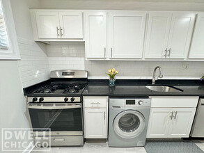 719 W Roscoe St, Unit 1 in Chicago, IL - Foto de edificio - Building Photo