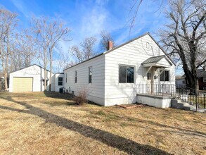 400 W 13th Ave in Hutchinson, KS - Foto de edificio - Building Photo