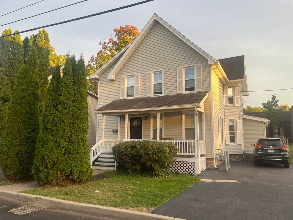 6 Chestnut St, Unit 6 Chestnut Main Floor in Geneseo, NY - Building Photo