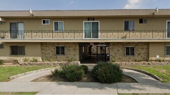 916 S Manhattan Pl in Los Angeles, CA - Building Photo
