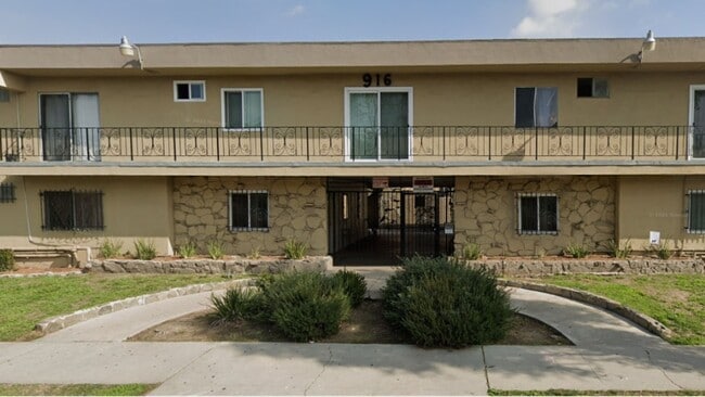 property at 916 S Manhattan Pl