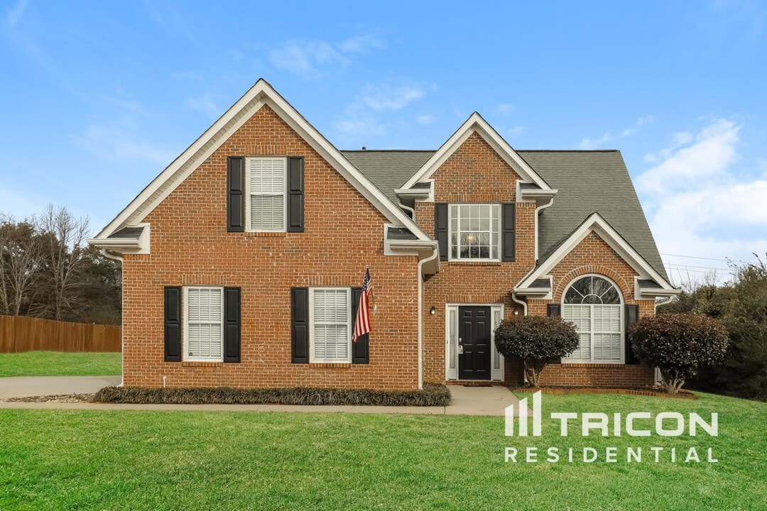 218 Bo Simpson Pkwy in Mcdonough, GA - Building Photo