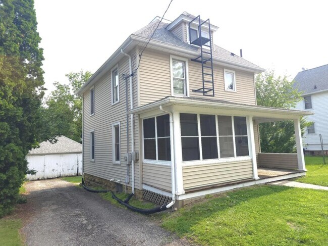 320 W Cedar St in Platteville, WI - Building Photo - Building Photo