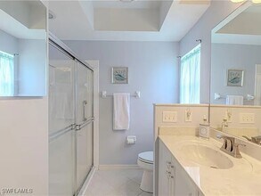 5595 Greenwood Cir in Naples, FL - Foto de edificio - Building Photo