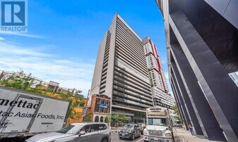 330 Richmond St W in Toronto, ON - Building Photo