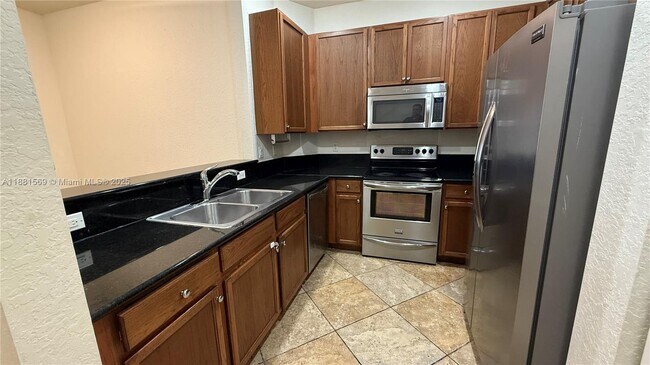5866 Hampton Hills Blvd in Tamarac, FL - Building Photo - Building Photo