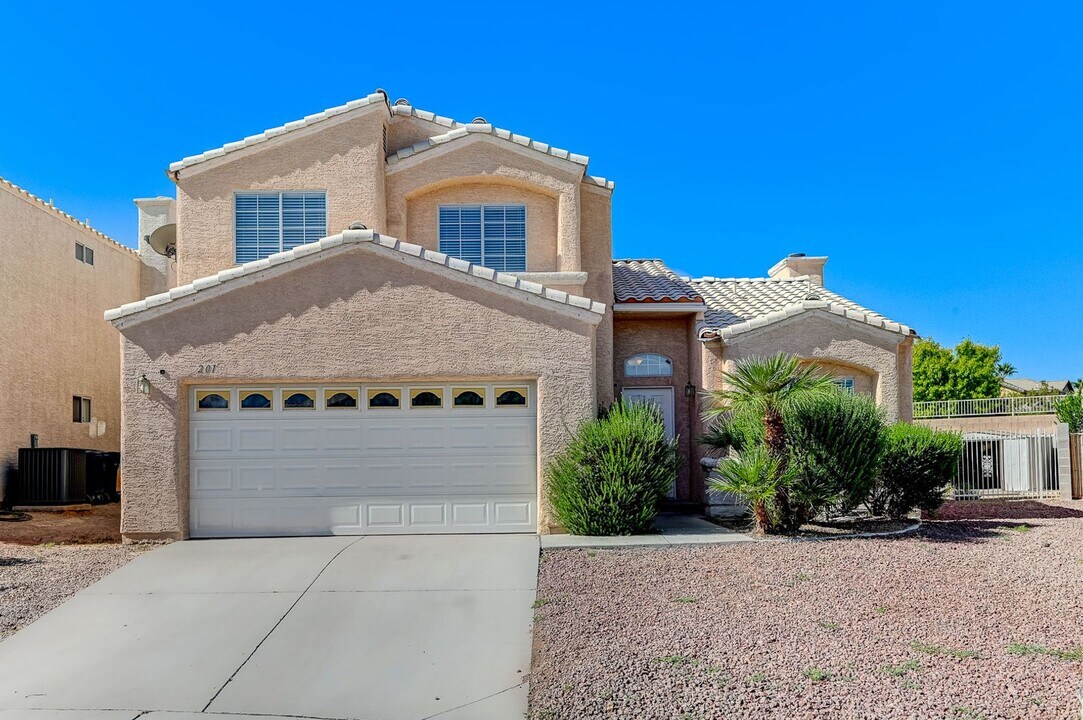 201 Surrey St in Henderson, NV - Building Photo