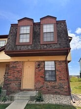 700 N Adelaide St in Normal, IL - Foto de edificio - Building Photo