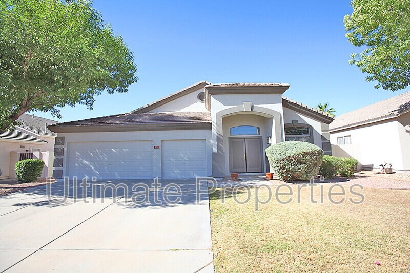 8010 W Yukon Dr in Peoria, AZ - Building Photo