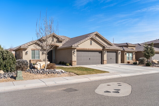 559 S Ascend Dr in Washington, UT - Foto de edificio - Building Photo