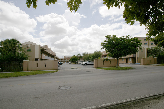 Niki's Point in Hialeah, FL - Foto de edificio - Building Photo