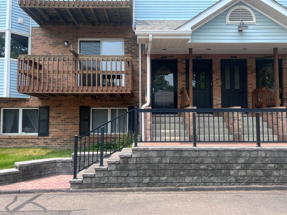 261 Pinewood Cir in Plymouth, MI - Building Photo