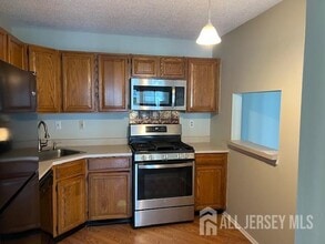 73 Brighton Way in North Brunswick, NJ - Building Photo - Building Photo