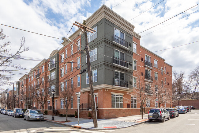 Crescent Court in Jersey City, NJ - Building Photo - Building Photo