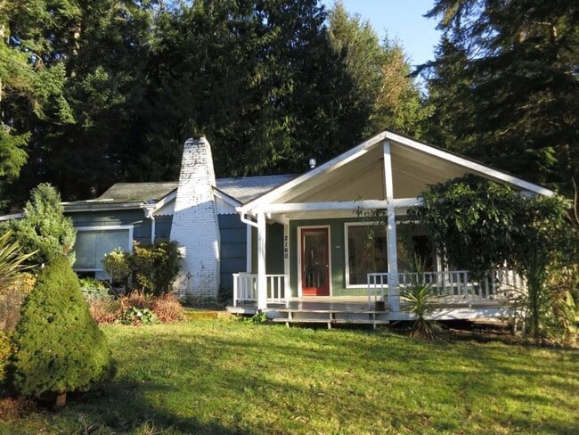property at 2160 Shamrock Rd NW