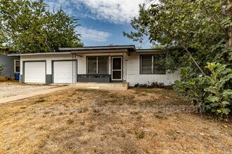 832 W Merriweather St in New Braunfels, TX - Building Photo - Building Photo