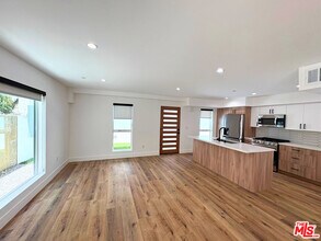 4454 Clinton St in Los Angeles, CA - Building Photo - Building Photo