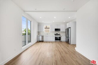 11253 Hatteras St in Los Angeles, CA - Building Photo - Building Photo