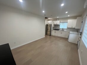 11015 Irma Ave, Unit 11017 in Tujunga, CA - Building Photo - Building Photo
