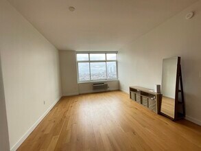 110 1st St in Jersey City, NJ - Building Photo - Building Photo