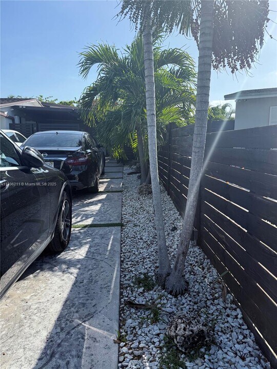 16700 NW 72nd Ct in Hialeah, FL - Building Photo
