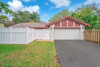 66 Forest Cir in Hollywood, FL - Building Photo - Building Photo